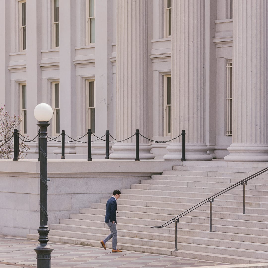 Federal Workers Walk Into Chaos Amid Return to Office