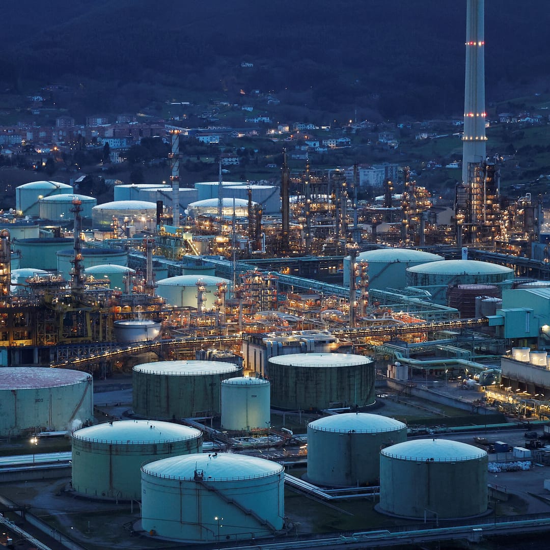 Oil Prices Drop Amid Concerns Over Trump’s Tariffs and OPEC Increases