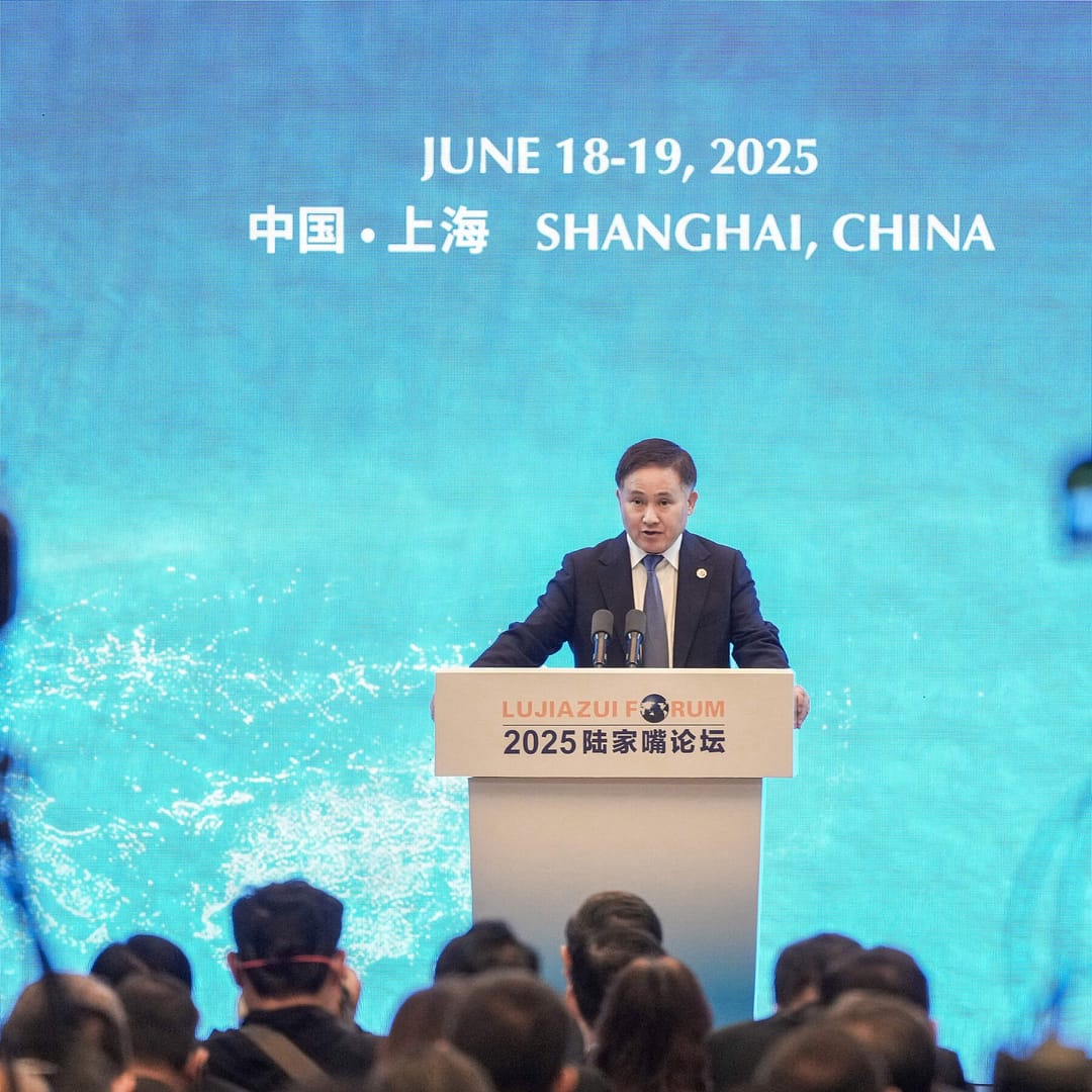 Aiming at the Dollar, China Makes a Pitch for Its Currency