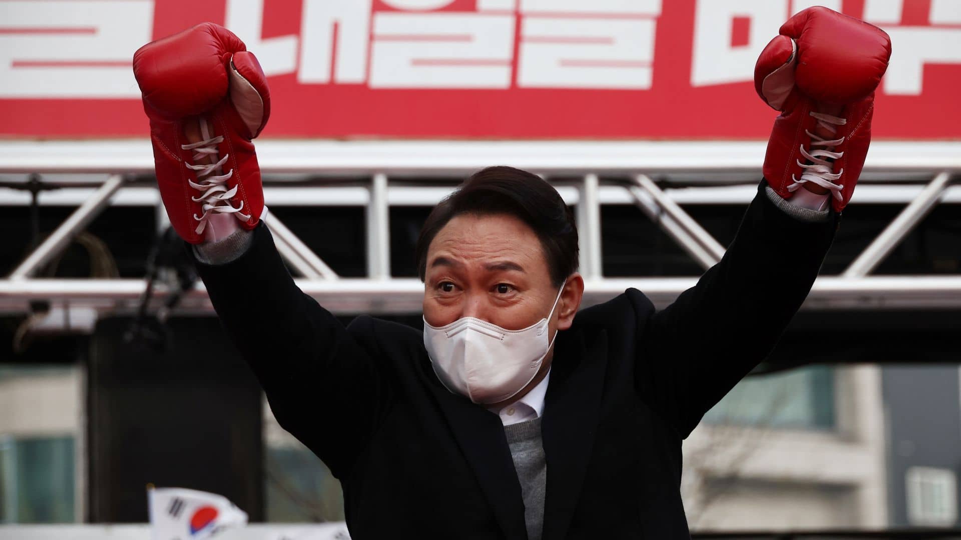 Who is the president that plunged South Korea into a political crisis?