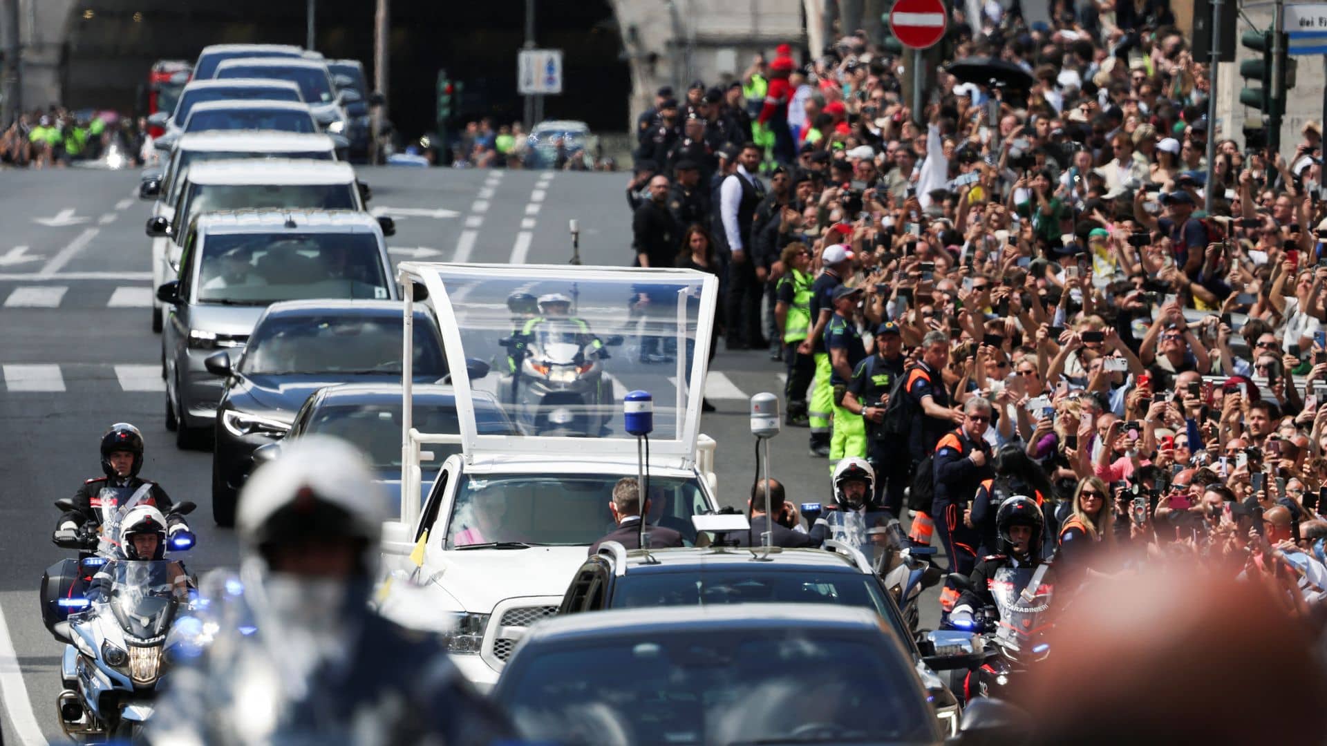 250,000 turn out for Pope’s funeral and journey to his final resting place